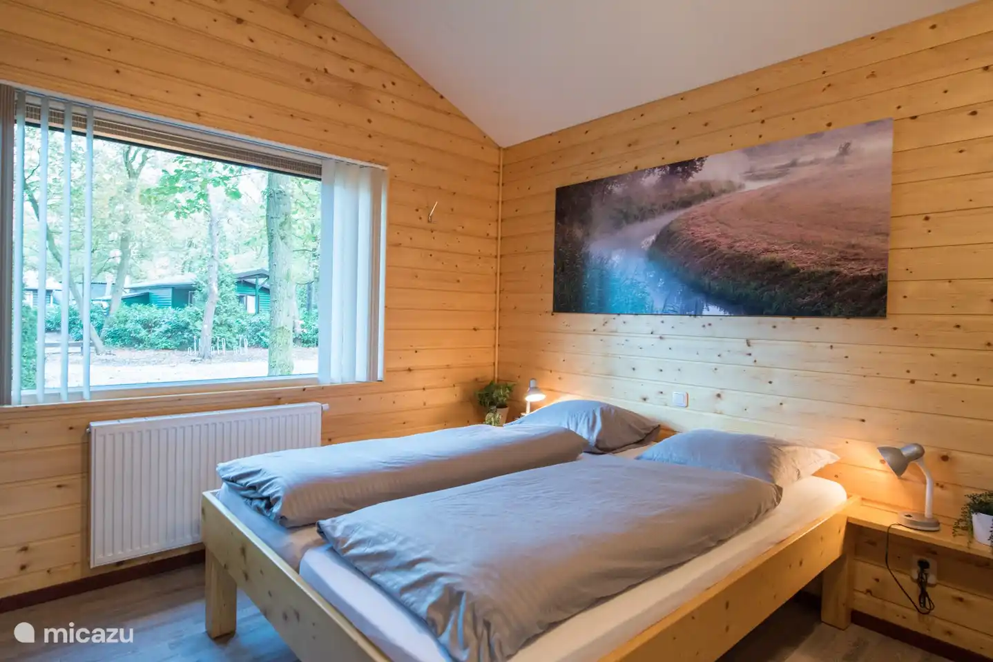 Schlafzimmer mit Doppelbett