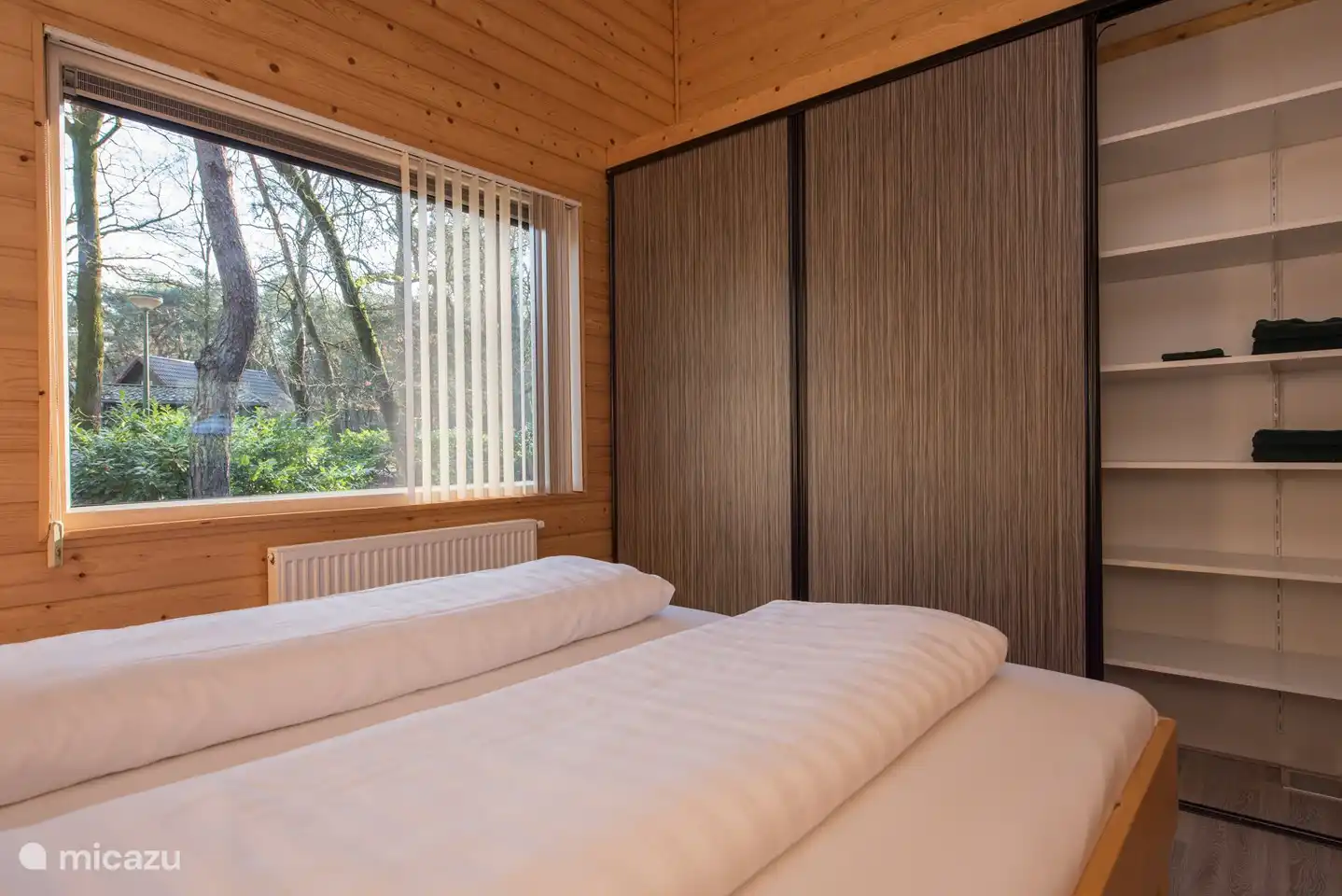 Das Schlafzimmer mit dem Doppelbett und dem Wandschrank