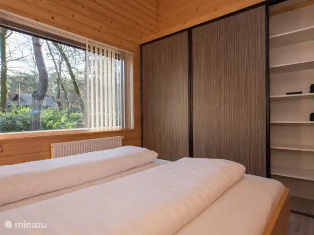 Goudooggans huren in Nederland, Noord-Brabant, Heesch - bungalow De slaapkamer met het tweepersoonsbed en  de wandkast