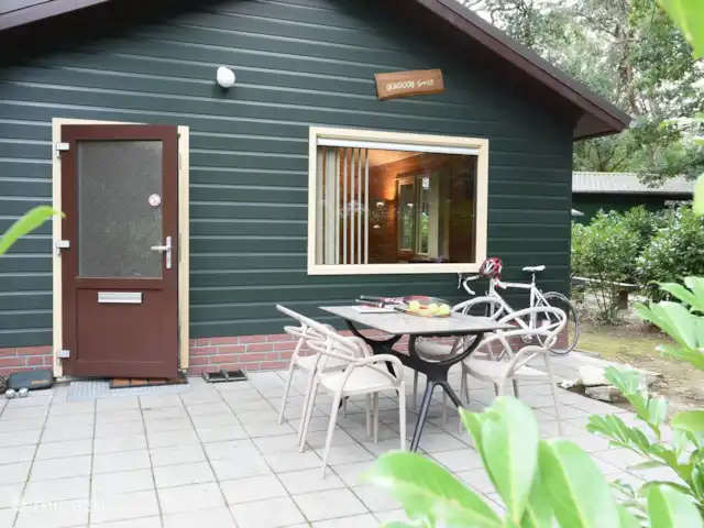 Goudooggans huren in Nederland, Noord-Brabant, Heesch - bungalow Bungalow de Goudooggans de tuin met terras.