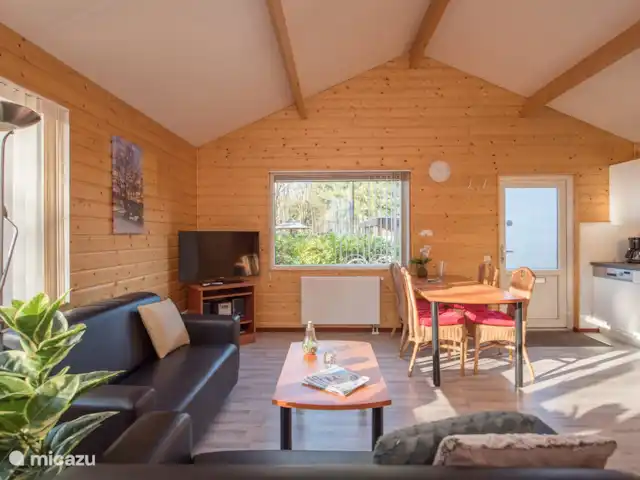 Goudooggans huren in Nederland, Noord-Brabant, Heesch - bungalow Zithoek en eettafel