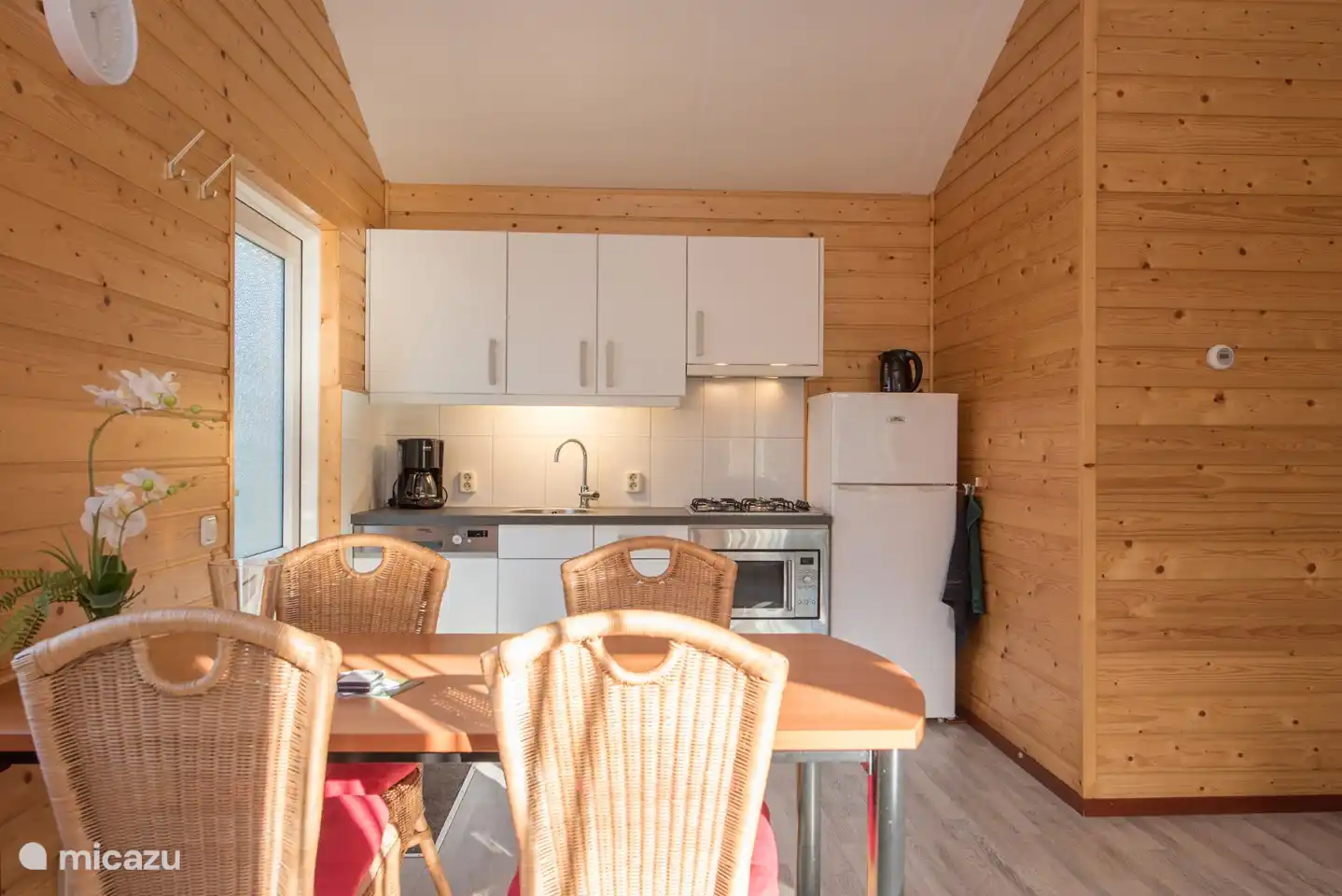 Der Esstisch und die Küche