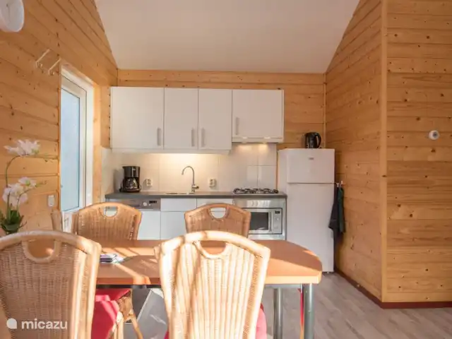 Goudooggans huren in Nederland, Noord-Brabant, Heesch - bungalow De eettafel en keuken