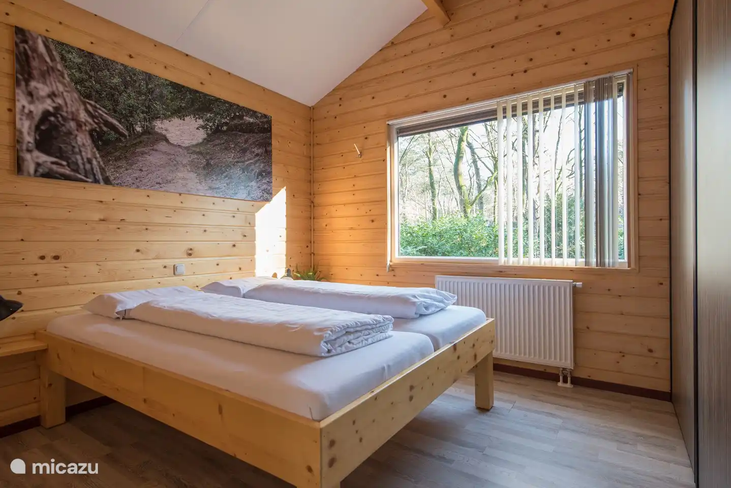 Das Schlafzimmer mit dem Doppelbett