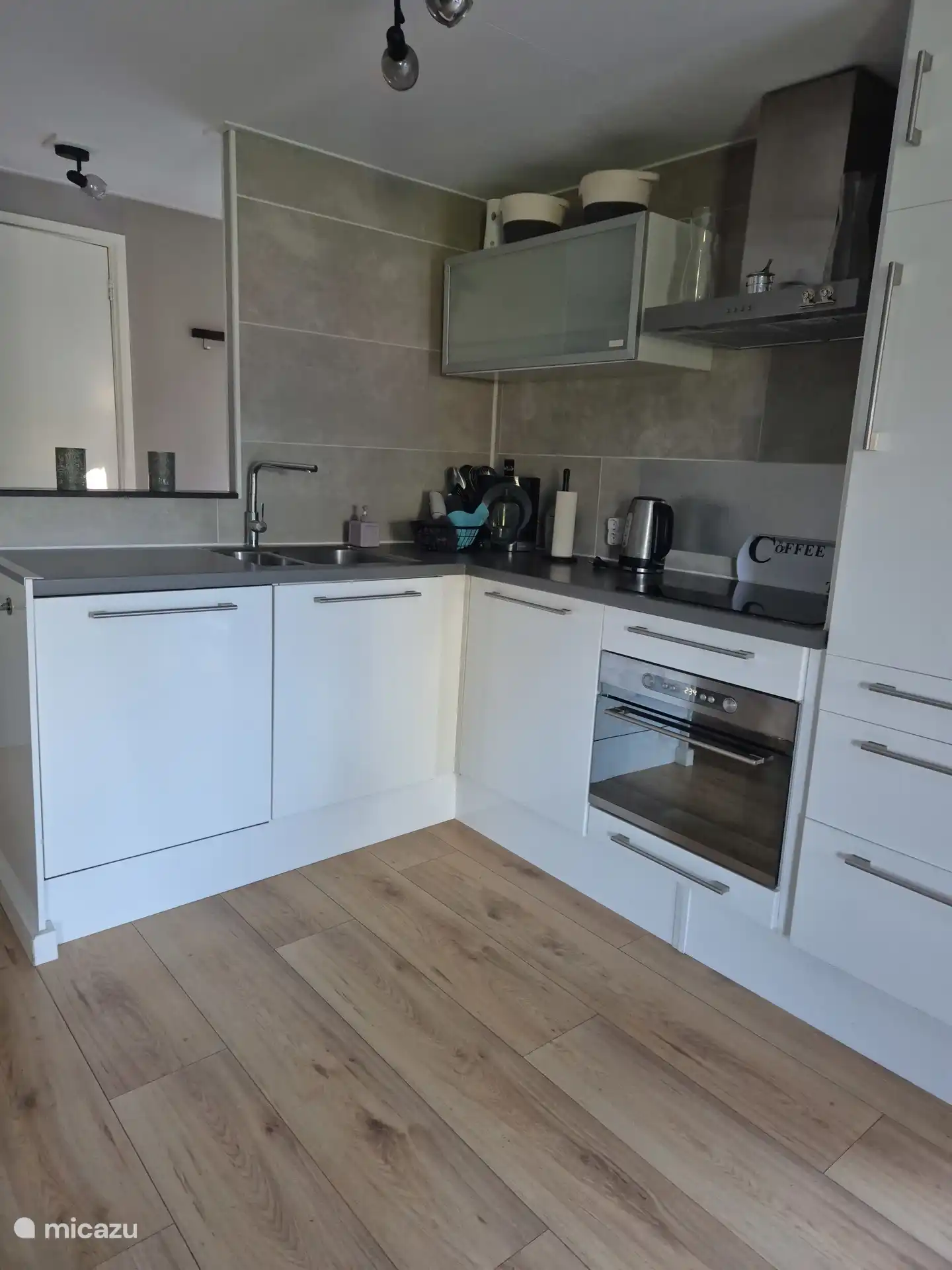 Very complete kitchen
Dishwasher combi oven
Dolce gusto kettle etc .
Herbs are standard.