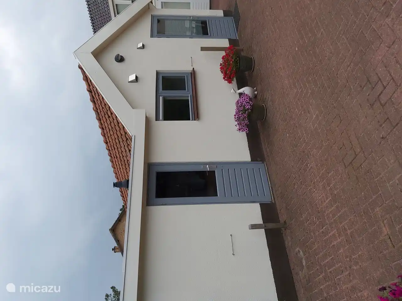 Auf der linken Seite befindet sich ein Schuppen, in dem Ihre Fahrräder abgestellt werden können.