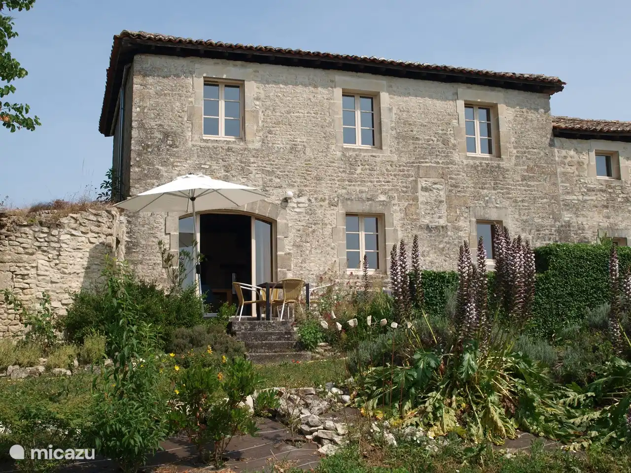 Private terrace with lounge sofa and view of the backyard