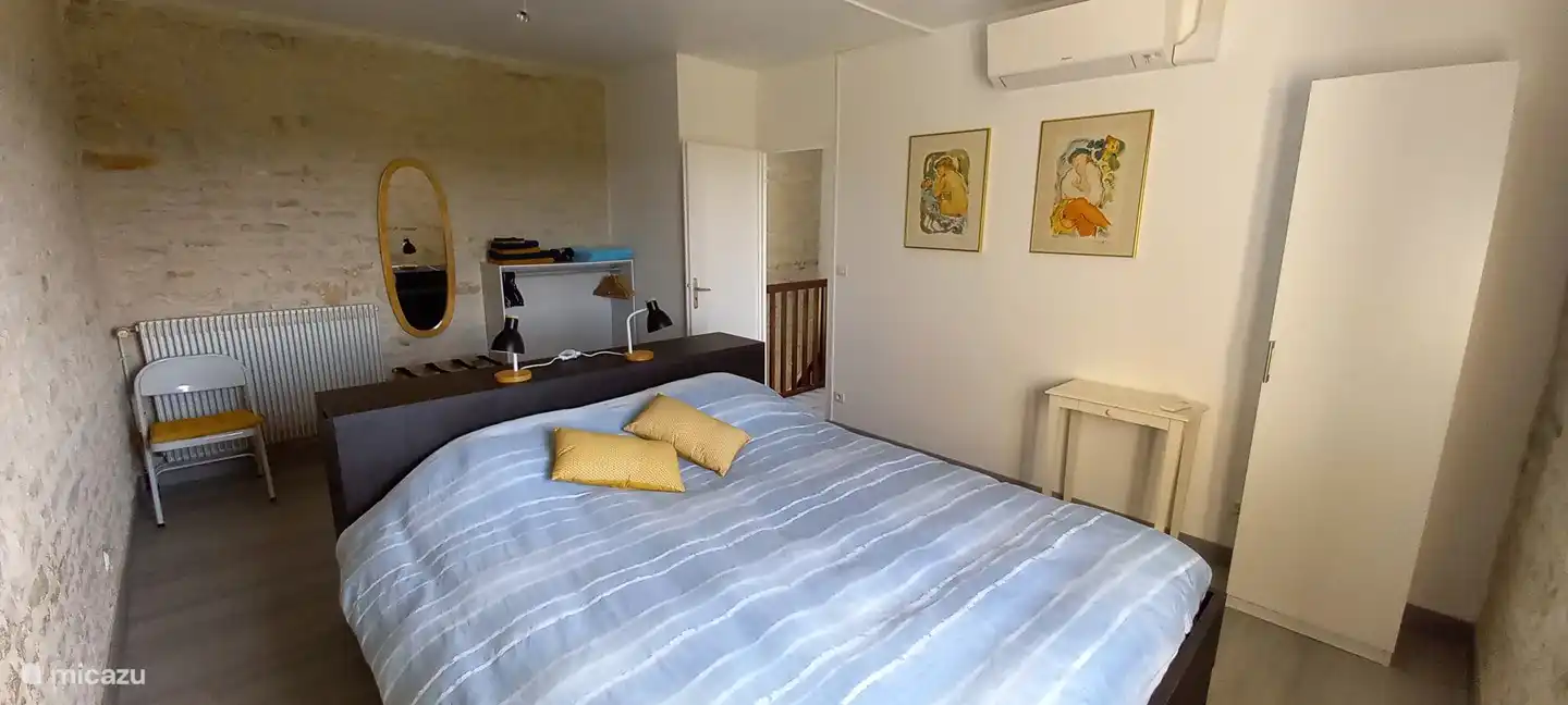 Bedroom with bed (1.80 x 2.10)