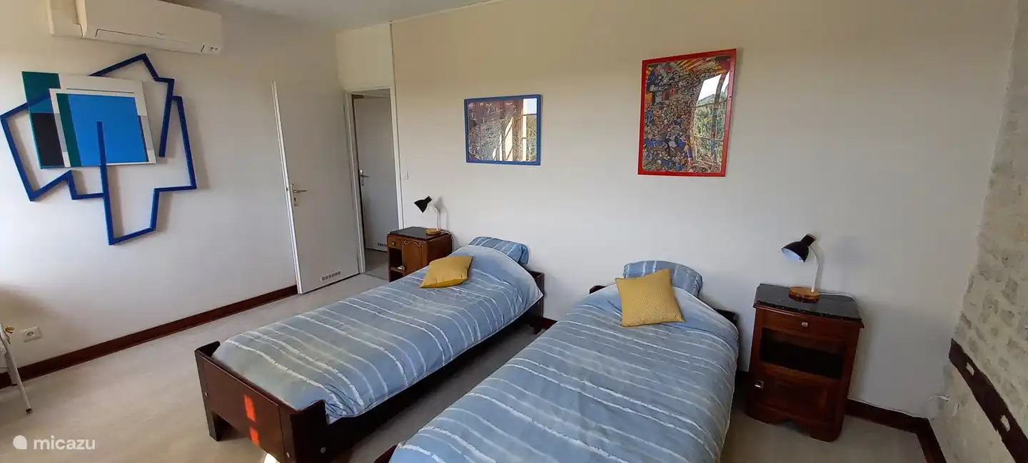 Bedroom with 2 single beds (0.90 x 2.00)