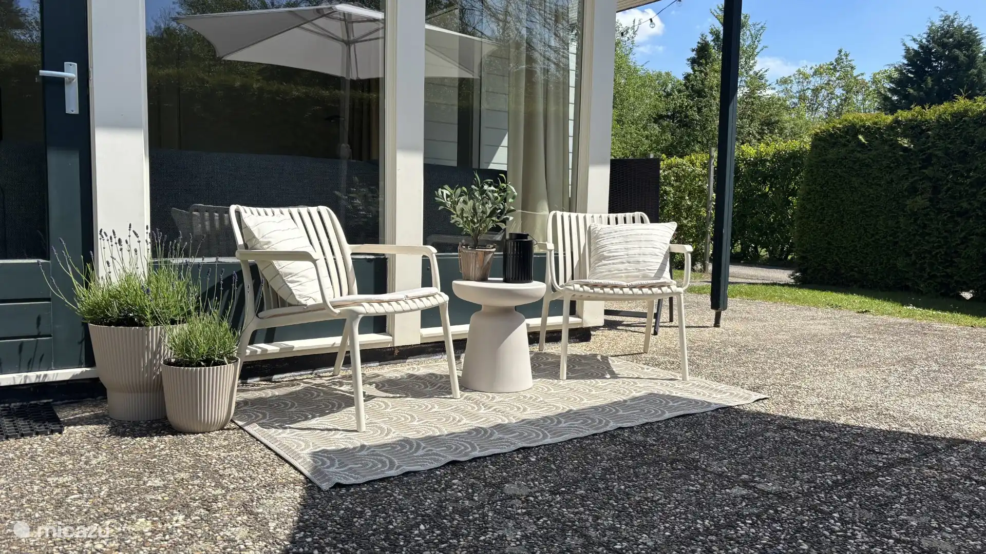 Heerlijke hoge loungestoelen.