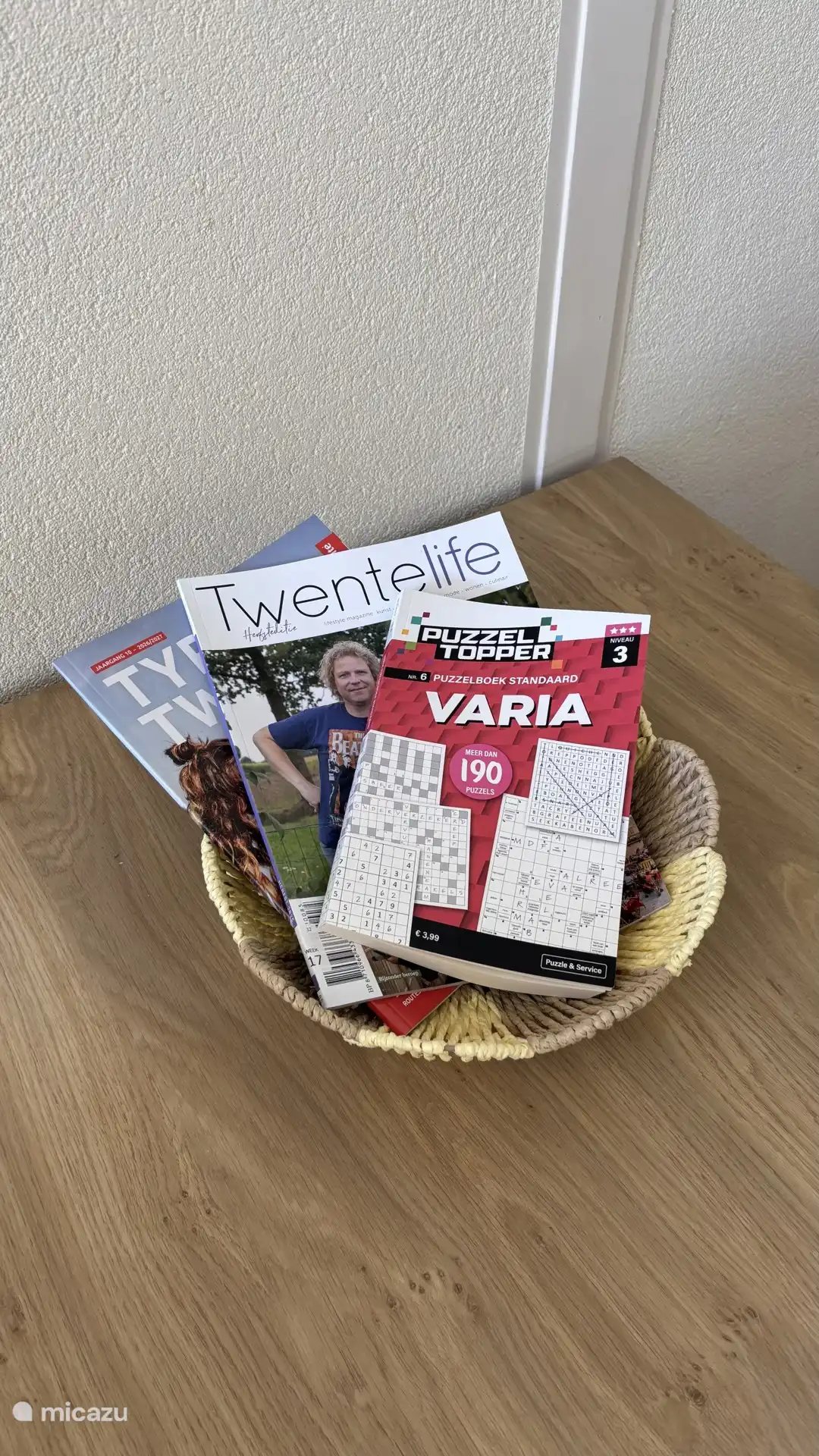 Heerlijk puzzelen of lezen in het zonnetje. Dat is toch vakantie?