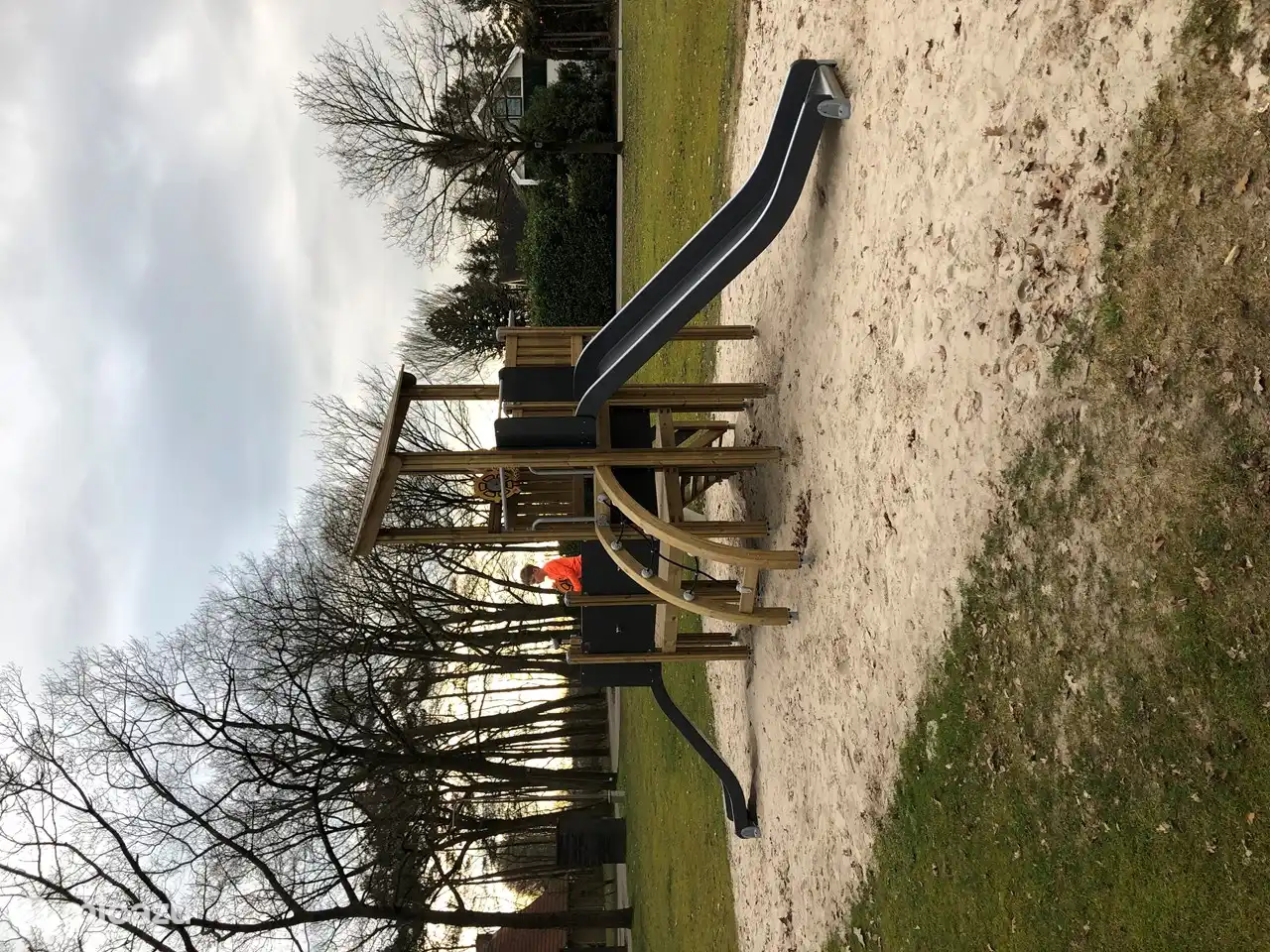 Neue Spielgeräte zentral im Park platziert