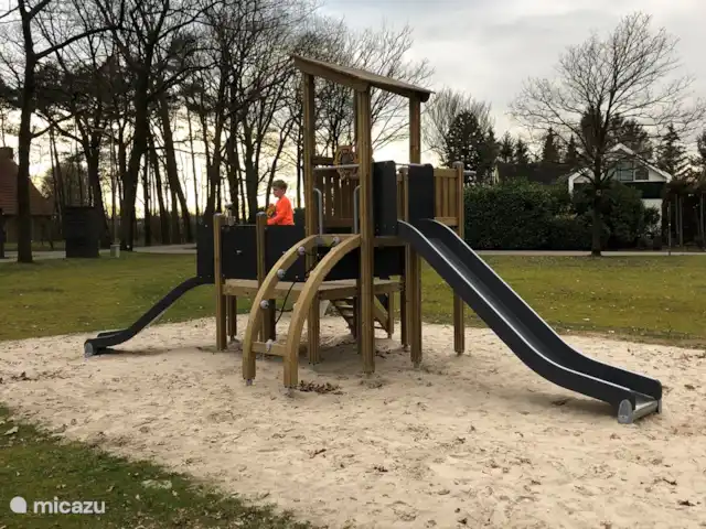 Bavelds dennen | Luxe bungalow 23 huren in Nederland, Overijssel, Denekamp - bungalow Nieuw speeltoestel centraal op het park geplaatst