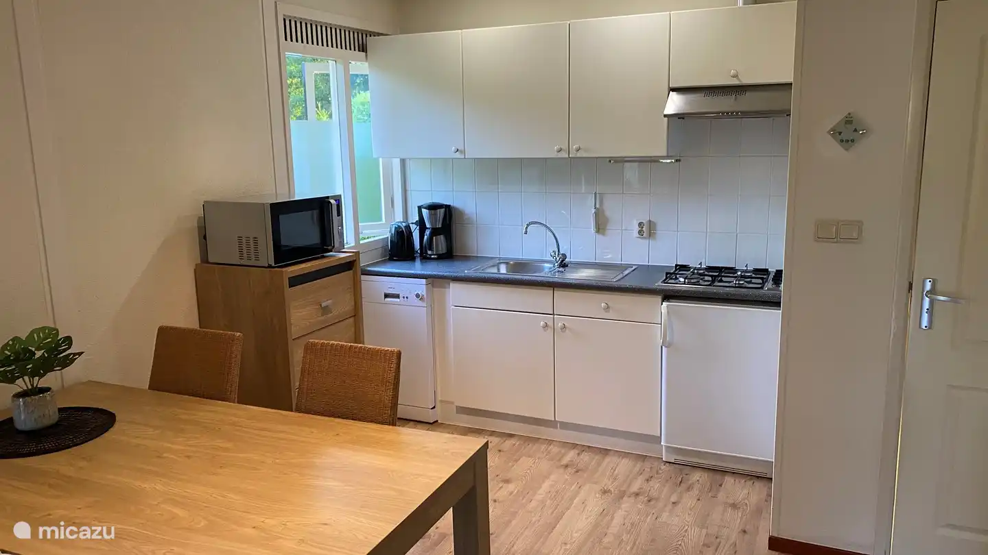 Küche, komplett ausgestattet. inklusive Geschirrspüler, Kombimikrowelle, Filterkaffeemaschine, Wasserkocher und Kühlschrank mit Gefrierfach.