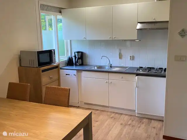 Bavelds dennen | Luxe bungalow 23 huren in Nederland, Overijssel, Denekamp - bungalow Keuken, van alle gemakken voorzien. o.a. vaatwasser, combi magnetron, filterkoffie apparaat, waterkoker en koelkast met vriesvakje.