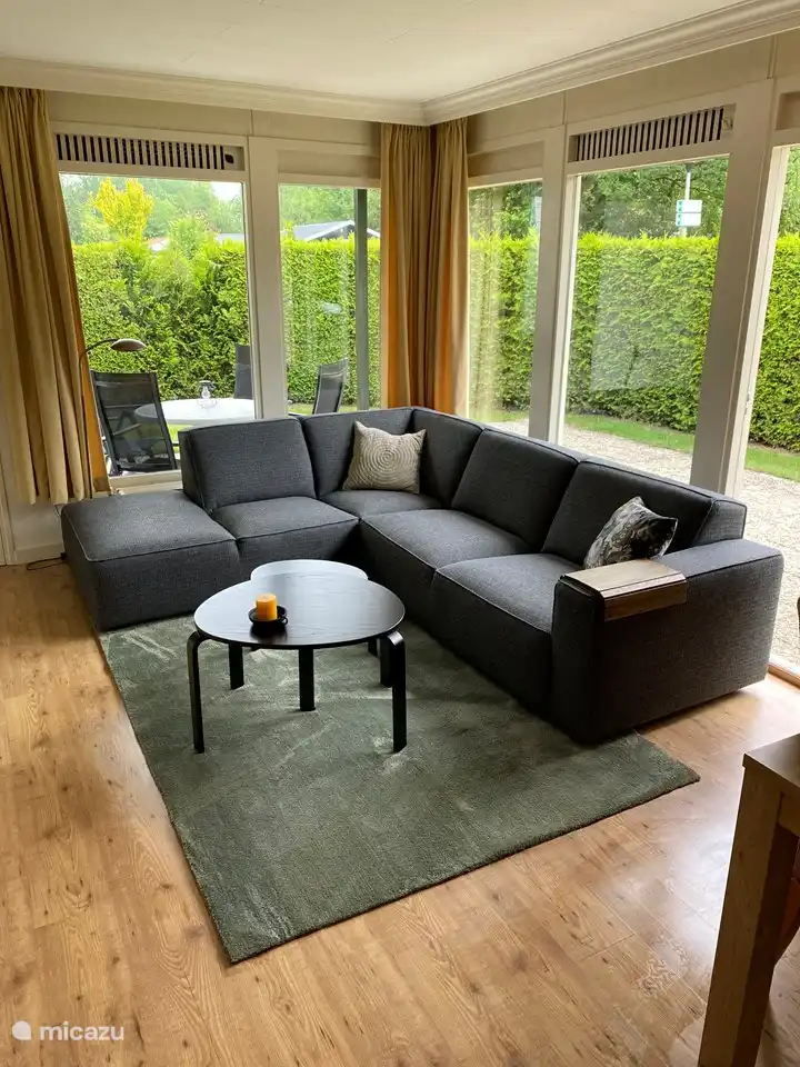 Sitzecke mit bequemem Hochecksofa.