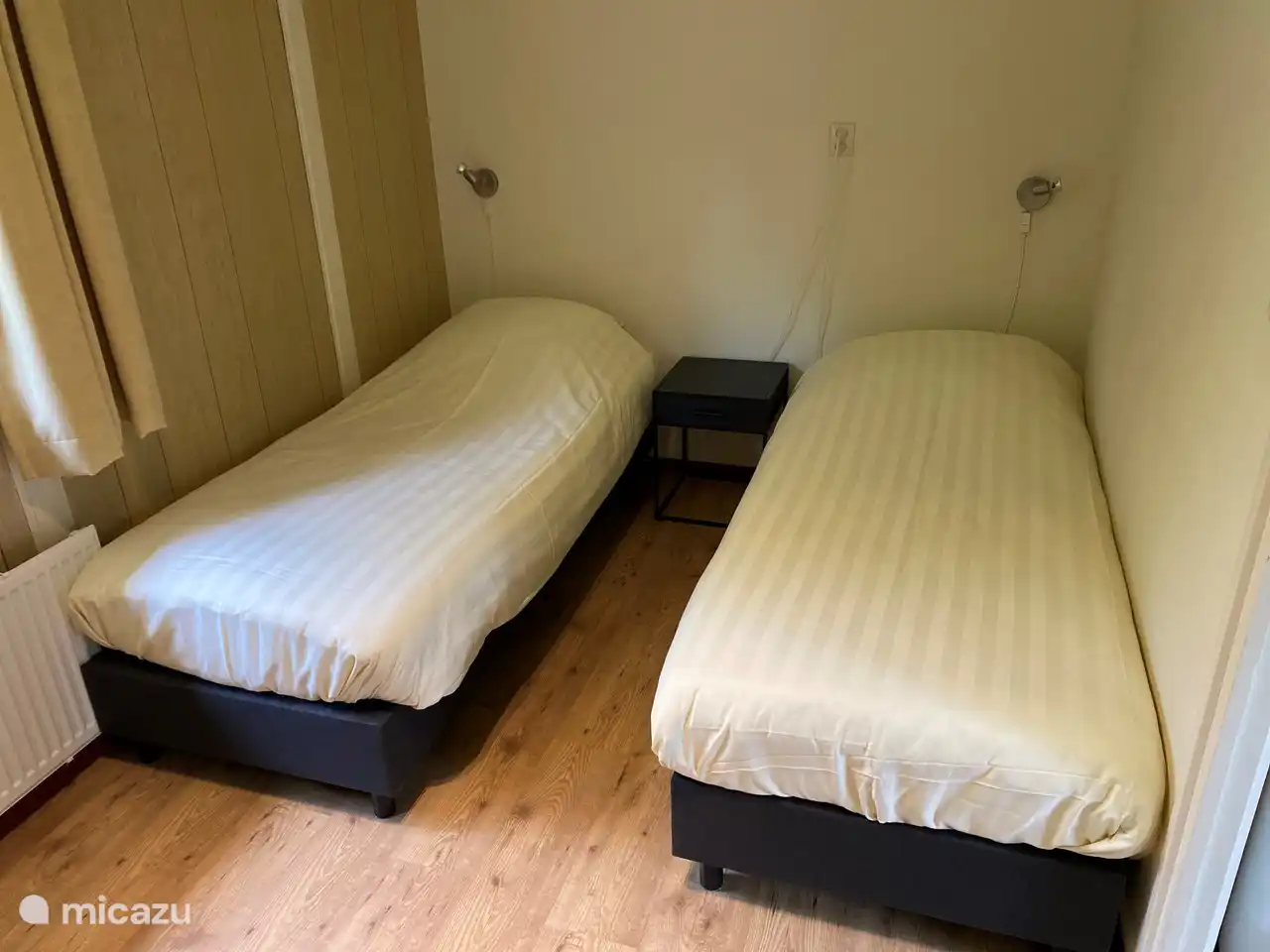 Beide Schlafzimmer mit 2 x Einzelbetten, Waschbecken und Kleiderschrank.