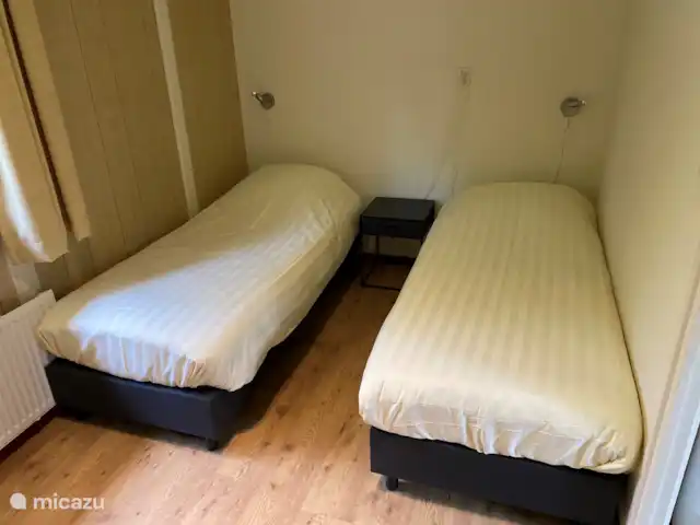 Bavelds dennen | Luxe bungalow 23 huren in Nederland, Overijssel, Denekamp - bungalow Beide slaapkamers voorzien van 2 x 1 persoons bedden, een wastafel en kledingkast.