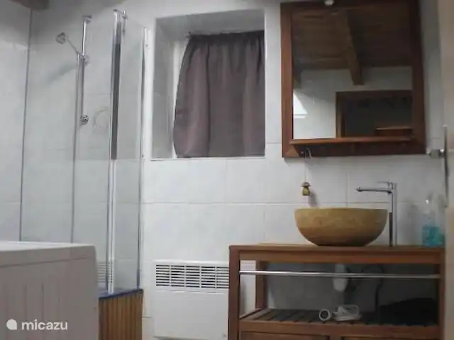 gîte / cottage huren in Frankrijk, Puy-de-Dôme, Pionsat – Le Vieux Tilleul Badkamer met ligbad/douche, lavabo en wasmachine