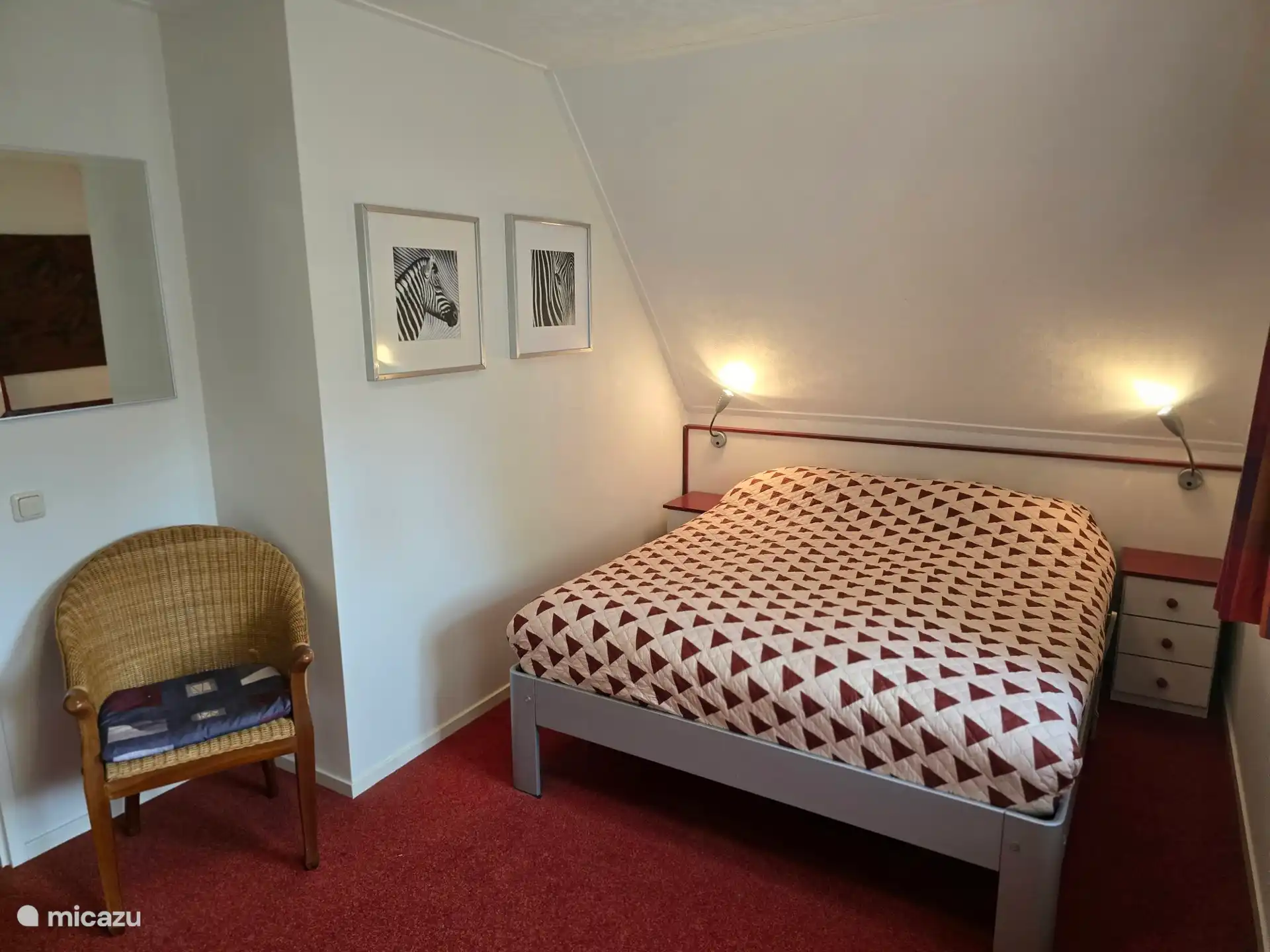 3ème chambre à l’étage avec TV, etc.  coin salon et placard de rangement