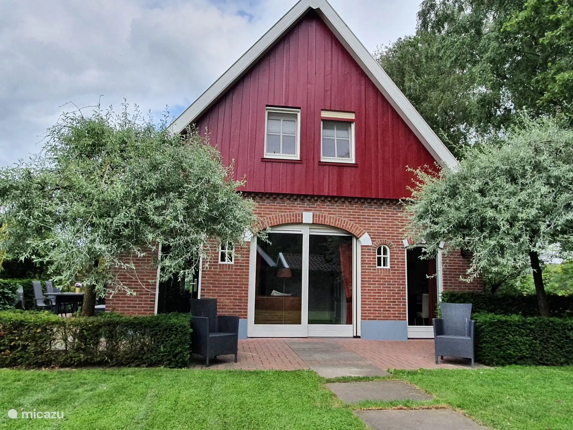 à l’arrière de la maison, avec des portes à disques vers l’extérieur. Des portes moustiquaires sont également présentes