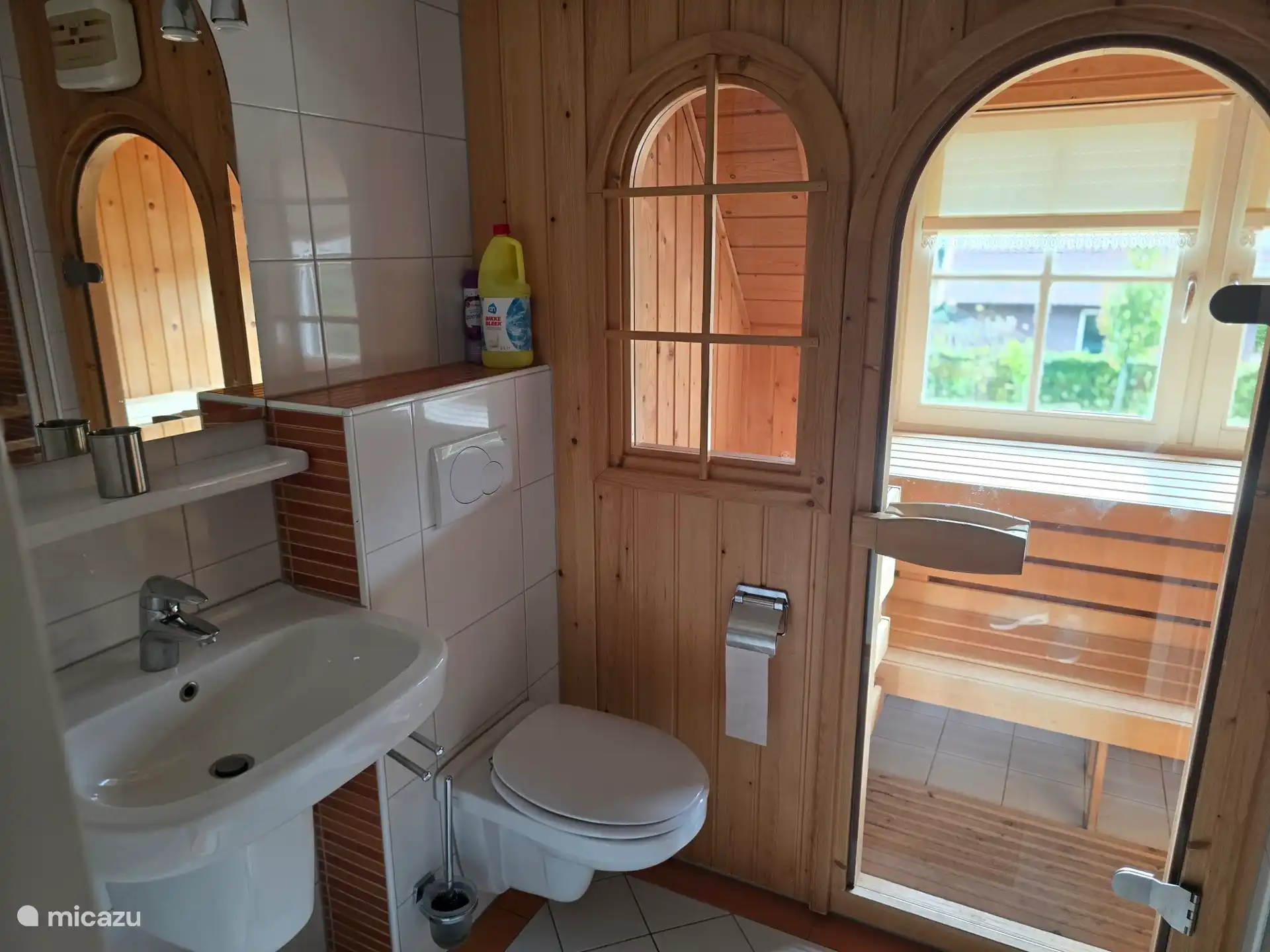 Salle de bain, avec sauna, douche, lavabo, toilettes 