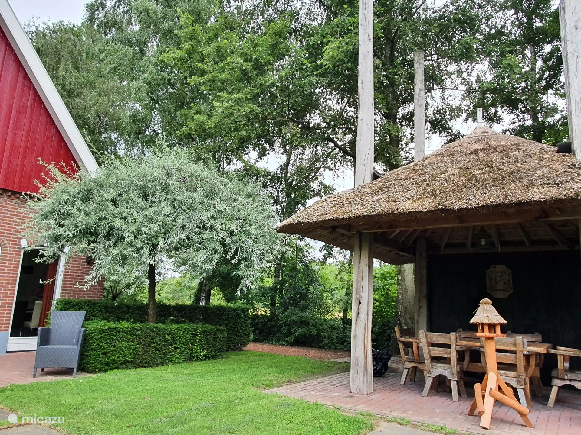 La meule de foin (faite à la main) idéale avec beaucoup de soleil, mais toujours à l’ombre et avec la pluie encore sèche 