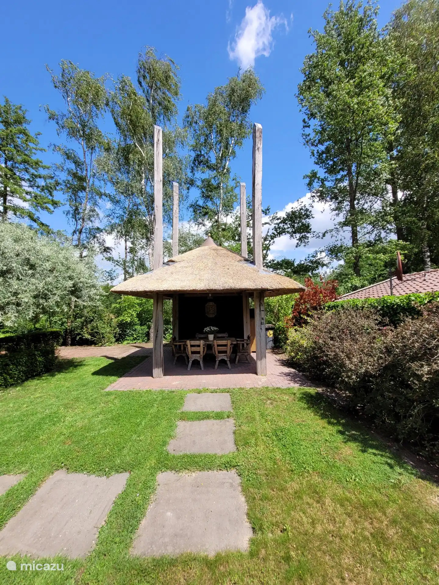 La botte de foin (faite à la main) Charmante à l’ombre avec beaucoup de soleil. et encore beau et sec quand il pleut 