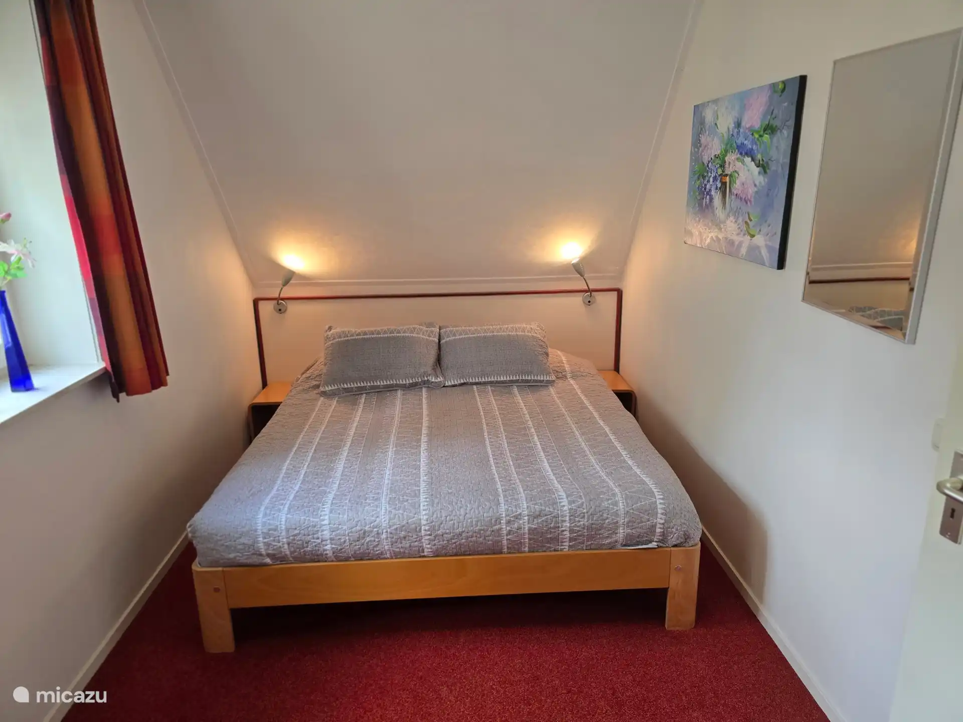 1 des 3 chambres avec placards/TV, coin salon, etc. 