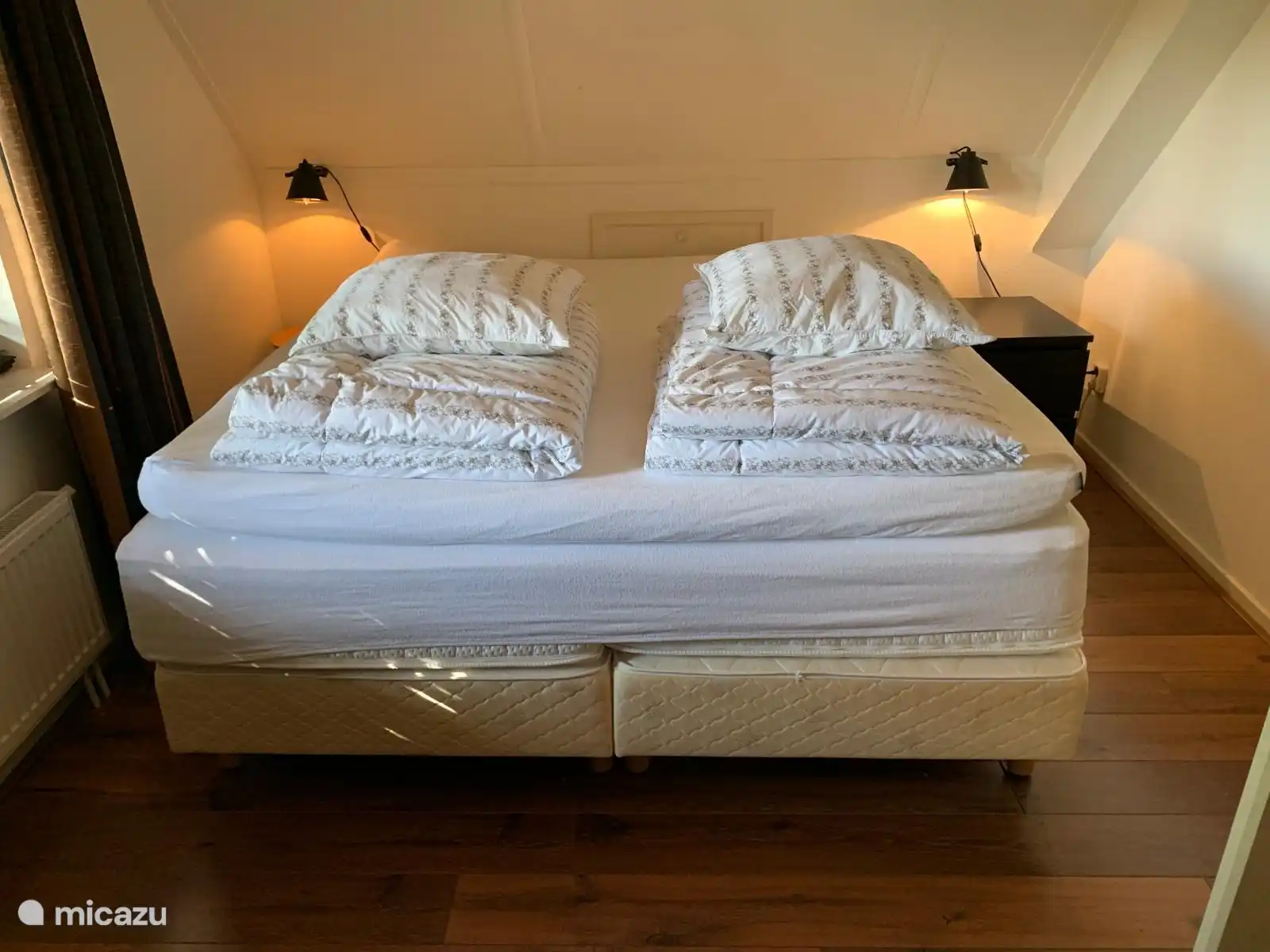 Hauptschlafzimmer mit einem schönen Boxspringbett für 2 Personen