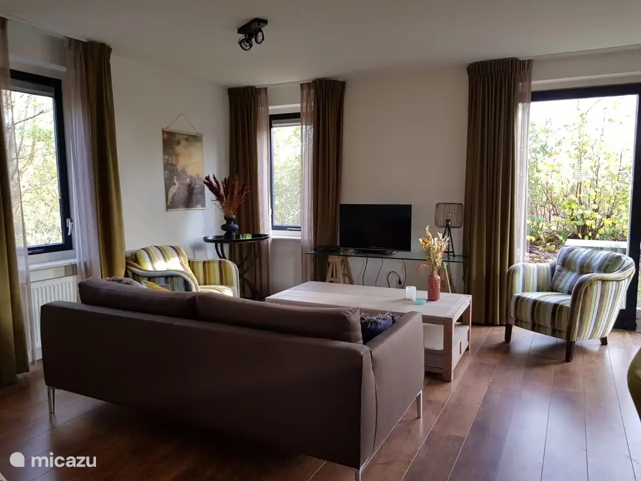 Sitzecke mit Fernseher