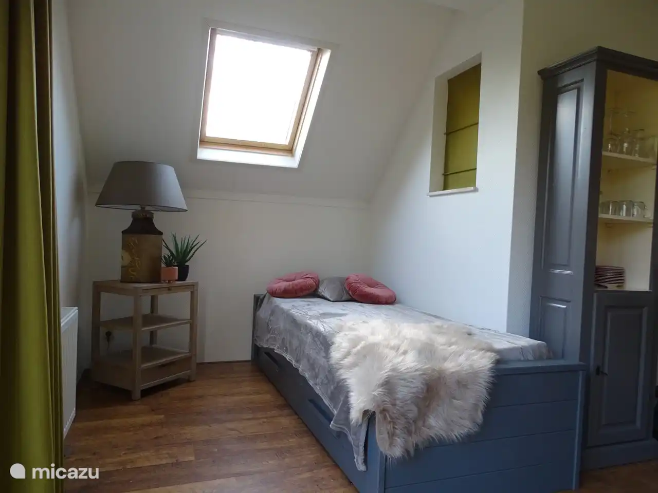 Extra Sofa / Kinderbett mit Schublade im Wohnzimmer