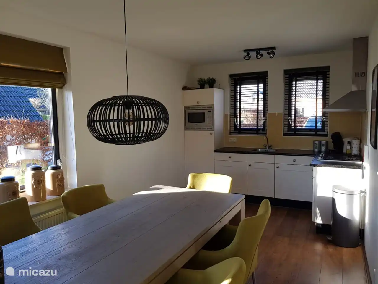 Die geräumige offene Küche mit Geschirrspüler und Kombi-Mikrowelle/Backofen.