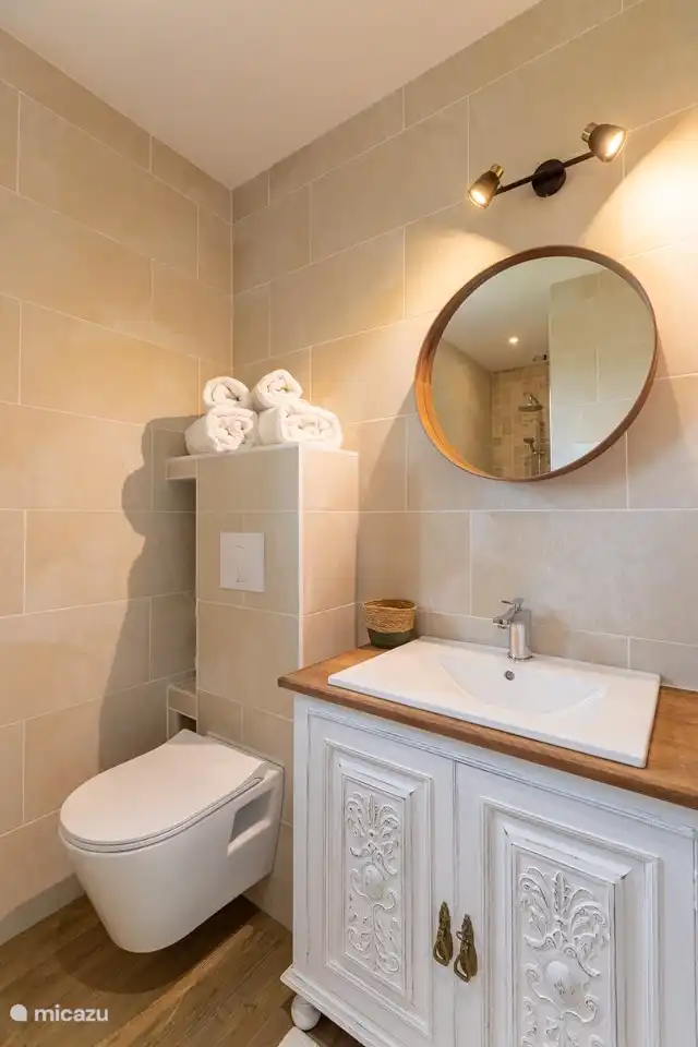 Waschbecken und Toilette