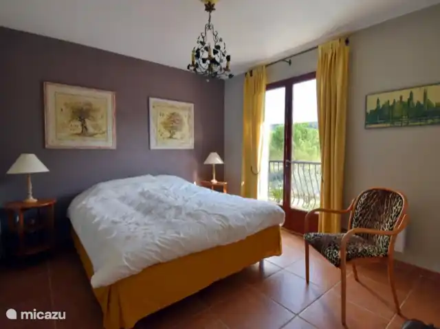 Chambre 2, 1 x 2 lits avec balcon et vue.