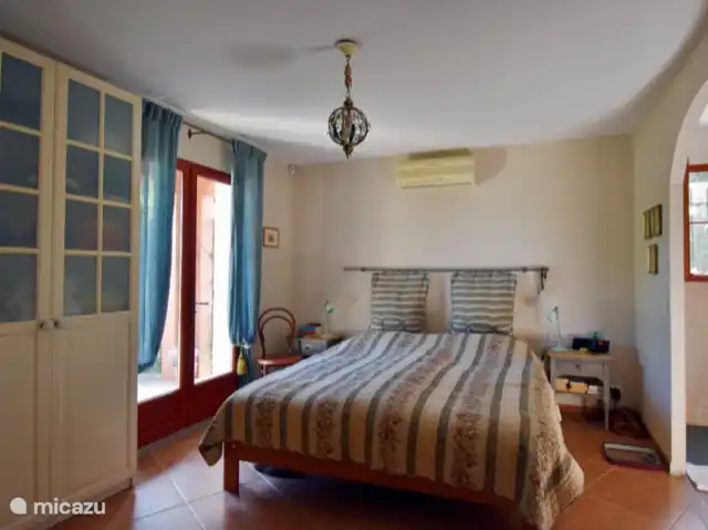 Chambre principale, 1 x lit double avec salle de bain attenante.