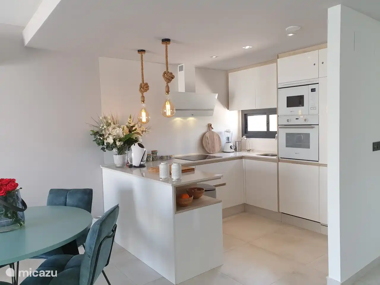 La cocina está totalmente amueblada y equipada con microondas, horno, lavavajillas, vitrocerámica, frigorífico, lavadora, tetera y cafetera Dolce Gusto.