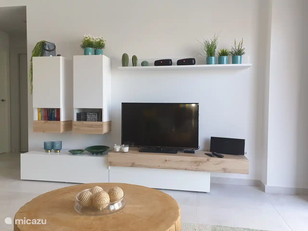Nuestro apartamento está equipado con WiFi y una televisión inteligente con Netflix y muchos canales internacionales.