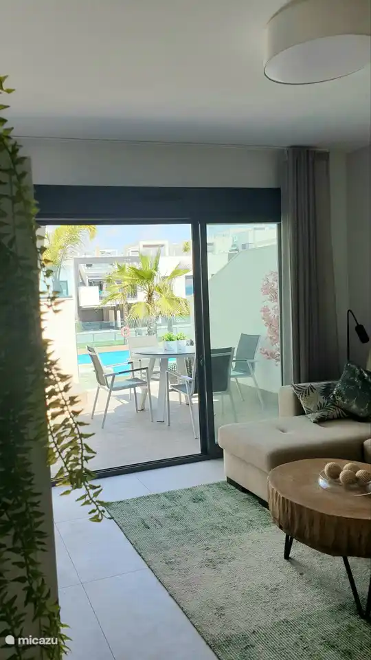 La sala de estar está amueblada de forma moderna con una zona de comedor para 4 personas y un sofá. Hay WIFI gratuito y en la smart TV tienes acceso a muchos canales internacionales. Puedes ver Netflix a través de tu propia cuenta. También hay una radio en la sala de estar.