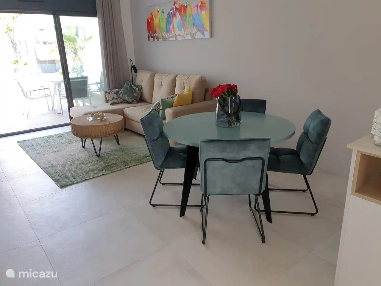 La sala de estar está amueblada de forma moderna con una zona de comedor para 4 personas y un sofá. Hay WIFI gratuito y en la smart TV tienes acceso a muchos canales internacionales. Puedes ver Netflix a través de tu propia cuenta. También hay una radio en la sala de estar.