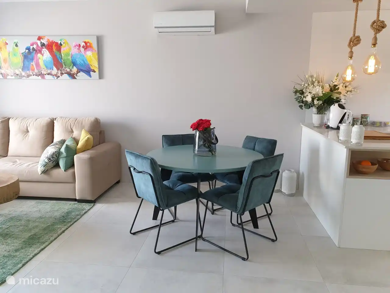 La sala de estar está amueblada de forma moderna con una zona de comedor para 4 personas y un sofá. Hay WIFI gratuito y en la smart TV tienes acceso a muchos canales internacionales. Puedes ver Netflix a través de tu propia cuenta. También hay una radio en la sala de estar.