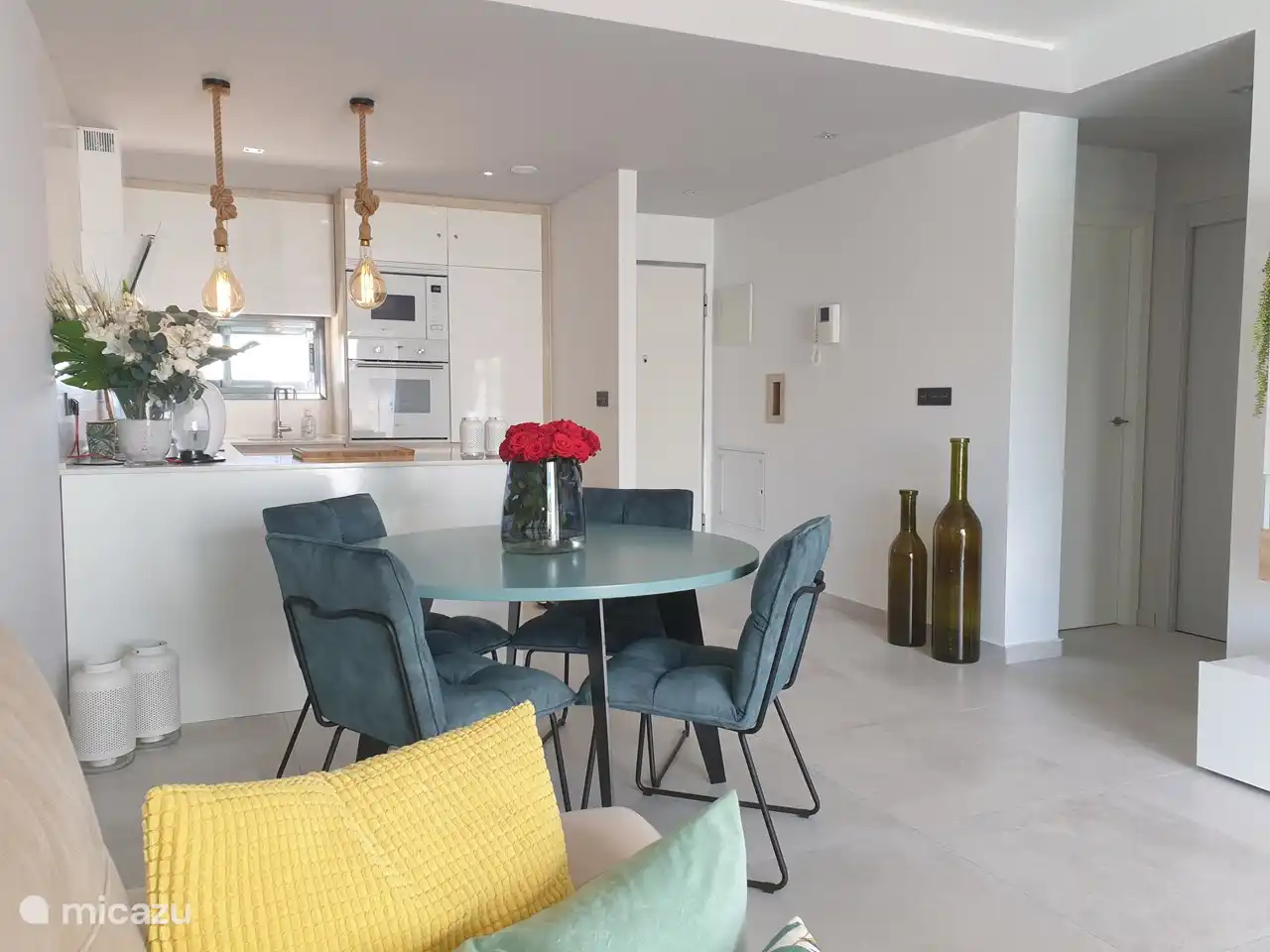 La sala de estar está amueblada de forma moderna con una zona de comedor para 4 personas y un sofá. Hay WIFI gratuito y en la smart TV tienes acceso a muchos canales internacionales. Puedes ver Netflix a través de tu propia cuenta. También hay una radio en la sala de estar.