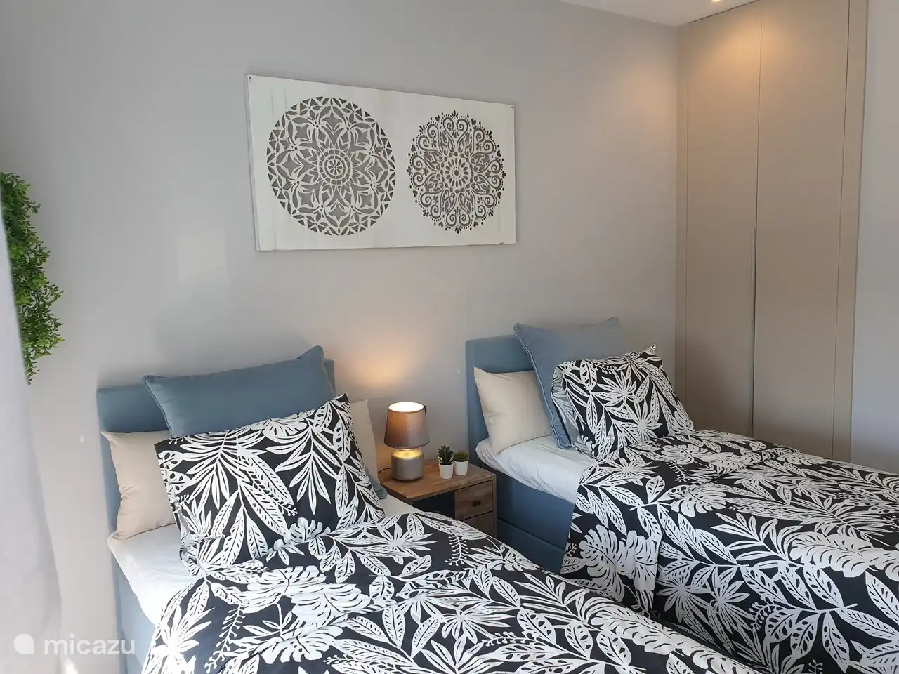 El primer dormitorio tiene 2 camas individuales y está en el lado de la calle. Tiene su propio aire acondicionado. Cada dormitorio tiene un cuarto de baño con una amplia ducha a ras de suelo, un lavabo y un inodoro.