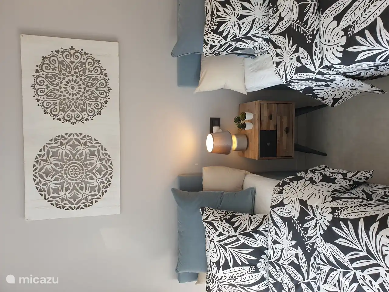 El primer dormitorio tiene 2 camas individuales y está en el lado de la calle. Tiene su propio aire acondicionado. Cada dormitorio tiene un cuarto de baño con una amplia ducha a ras de suelo, un lavabo y un inodoro.