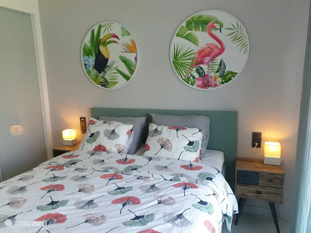 El segundo dormitorio tiene 1 cama doble y tiene bonitas vistas a la piscina. Tiene su propio aire acondicionado. Cada dormitorio tiene un cuarto de baño con una amplia ducha a ras de suelo, un lavabo y un inodoro.