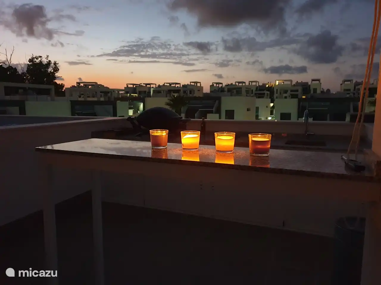 El bar al aire libre y barbacoa por la noche.