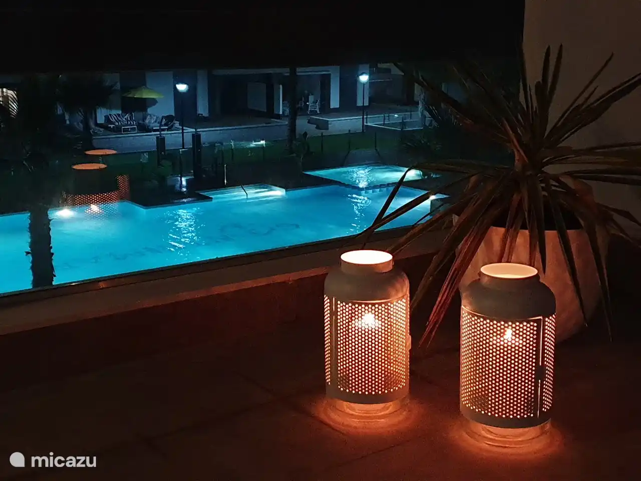 Impresión del ambiente con vista a la piscina iluminada