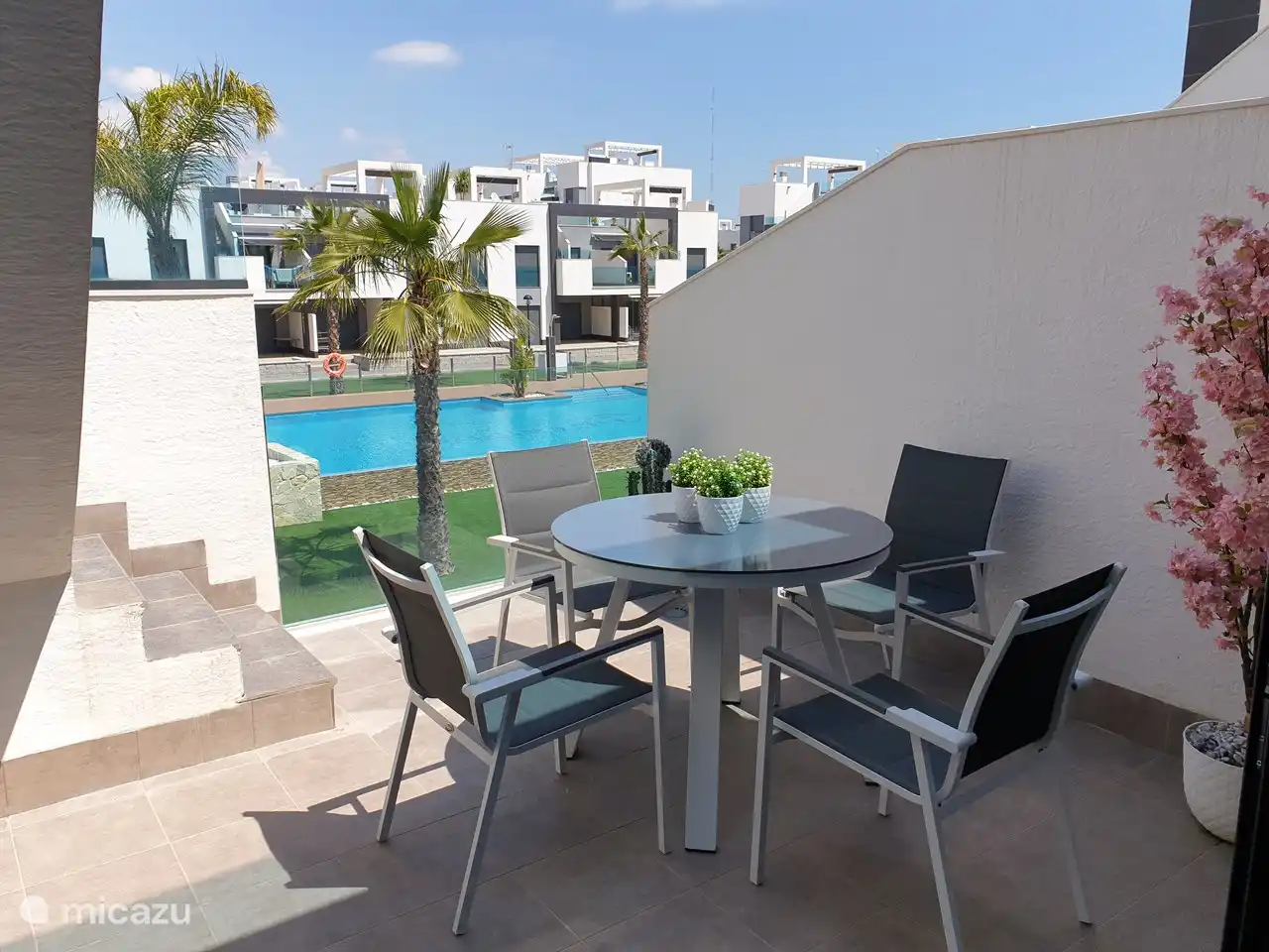 En la pequeña terraza adyacente a la sala de estar hay una mesa redonda con 2 sillas. Se ha colocado un trastero debajo de las escaleras. Esta terraza está ubicada en el lado norte y brinda frescura durante las horas cálidas del día.