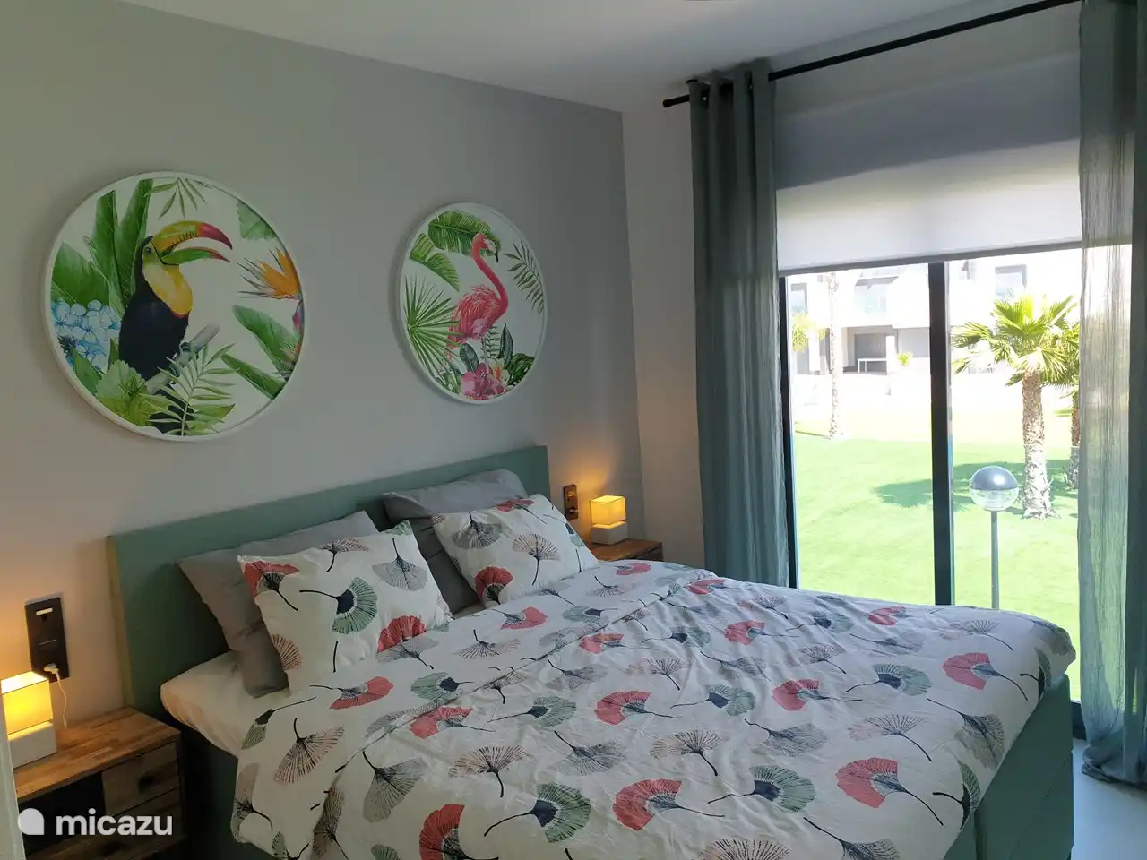 El segundo dormitorio tiene 1 cama doble y tiene bonitas vistas a la piscina. Cada dormitorio tiene un cuarto de baño con una amplia ducha a ras de suelo, un lavabo y un inodoro.