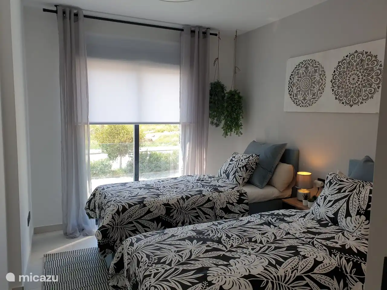 El primer dormitorio tiene 2 camas individuales y está en el lado de la calle. Cada dormitorio tiene un cuarto de baño con una amplia ducha a ras de suelo, un lavabo y un inodoro.